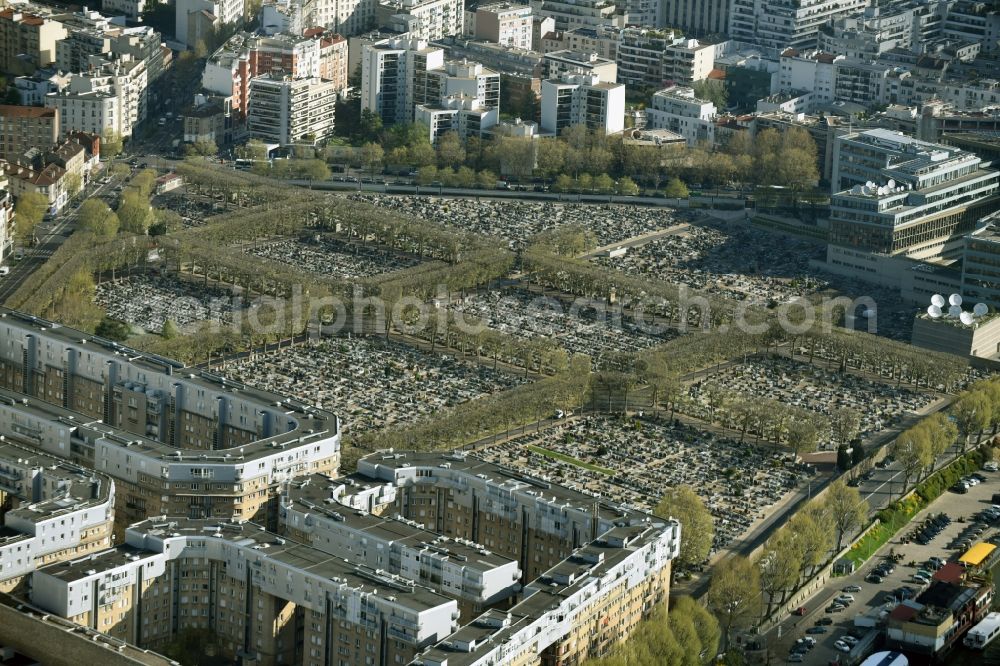 Boulogne-Billancourt from above - Grave rows on the grounds of the cemetery in Boulogne-Billancourt in Ile-de-France, France