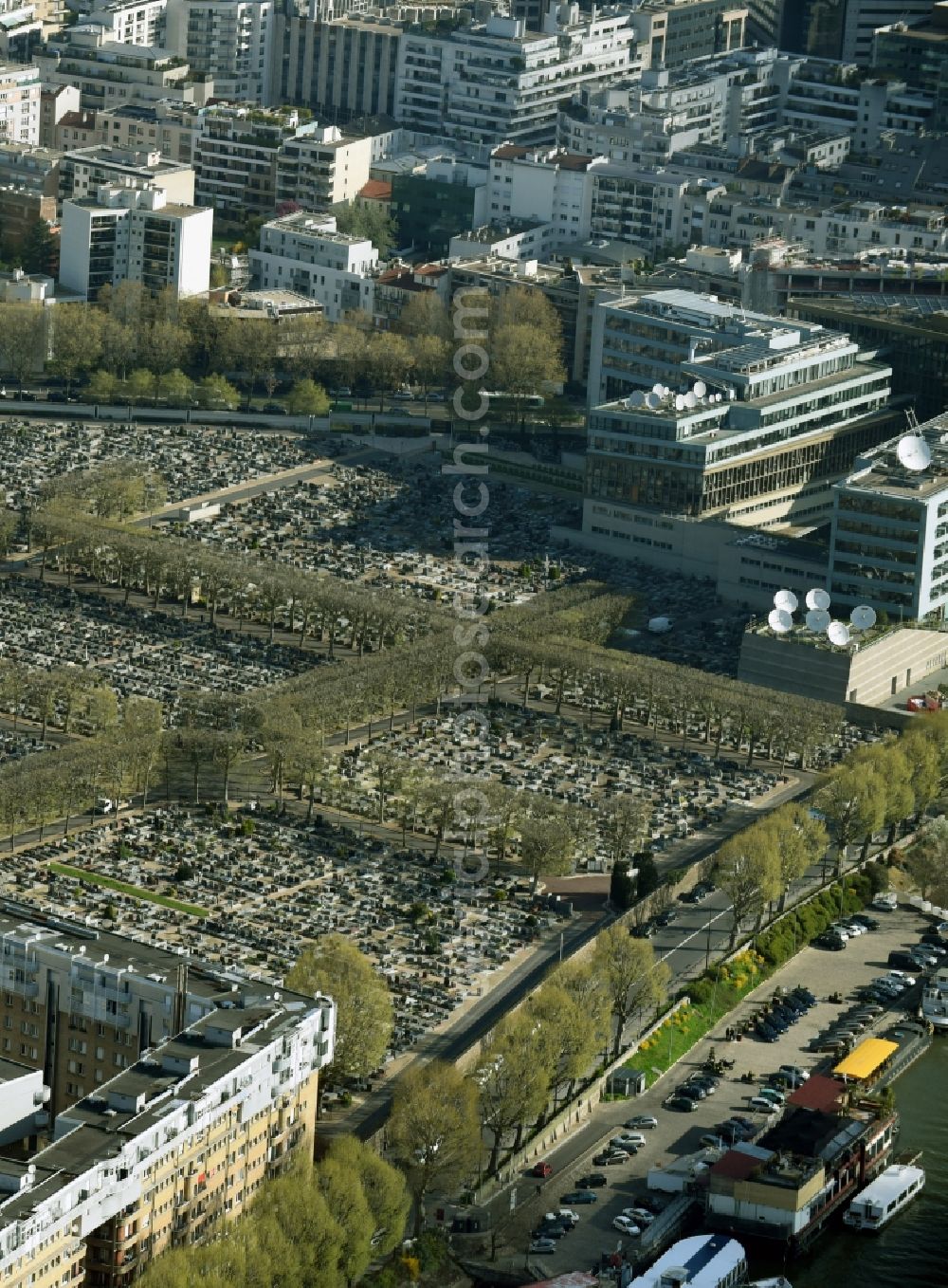 Boulogne-Billancourt from the bird's eye view: Grave rows on the grounds of the cemetery in Boulogne-Billancourt in Ile-de-France, France