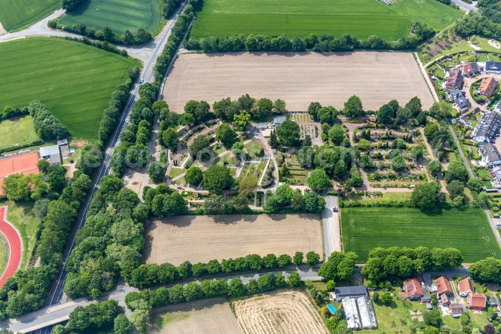 Lehmbraken from above - Grave rows on the grounds of the cemetery on Brinkweg - Friedhofsweg in Lehmbraken in the state North Rhine-Westphalia, Germany