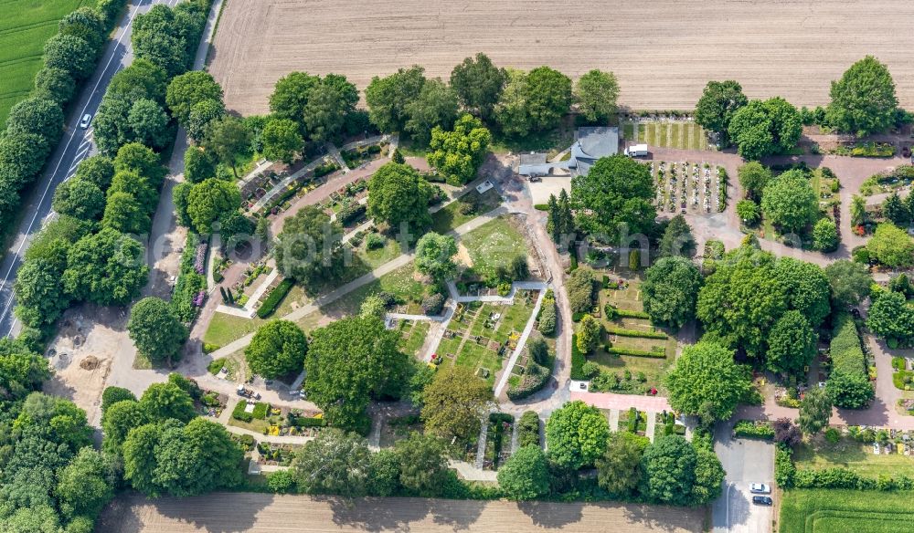 Lehmbraken from the bird's eye view: Grave rows on the grounds of the cemetery on Brinkweg - Friedhofsweg in Lehmbraken in the state North Rhine-Westphalia, Germany