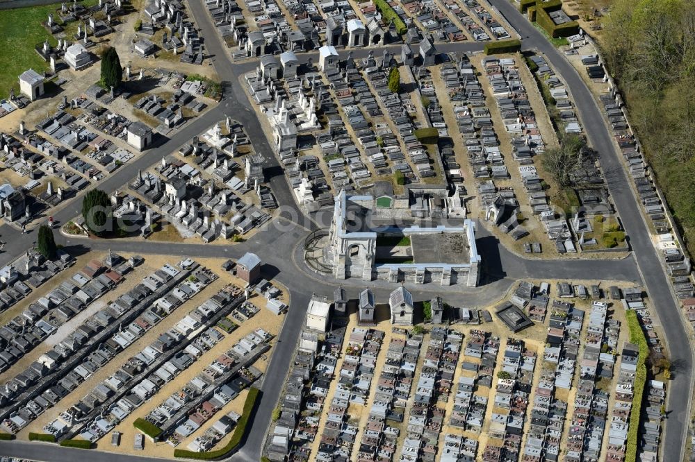 Aerial photograph Clermont - Grave rows on the grounds of the cemetery in Clermont in Nord-Pas-de-Calais Picardy, France