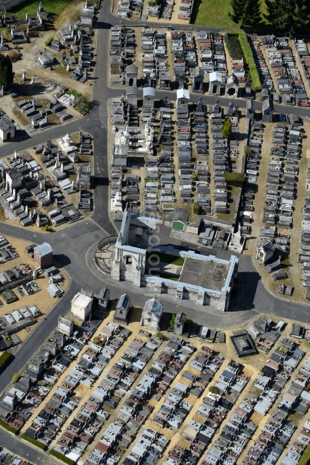 Aerial photograph Clermont - Grave rows on the grounds of the cemetery in Clermont in Nord-Pas-de-Calais Picardy, France