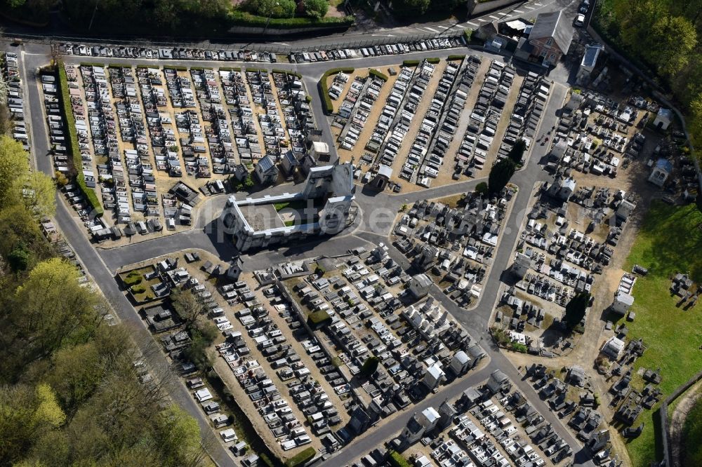 Clermont from the bird's eye view: Grave rows on the grounds of the cemetery in Clermont in Nord-Pas-de-Calais Picardy, France