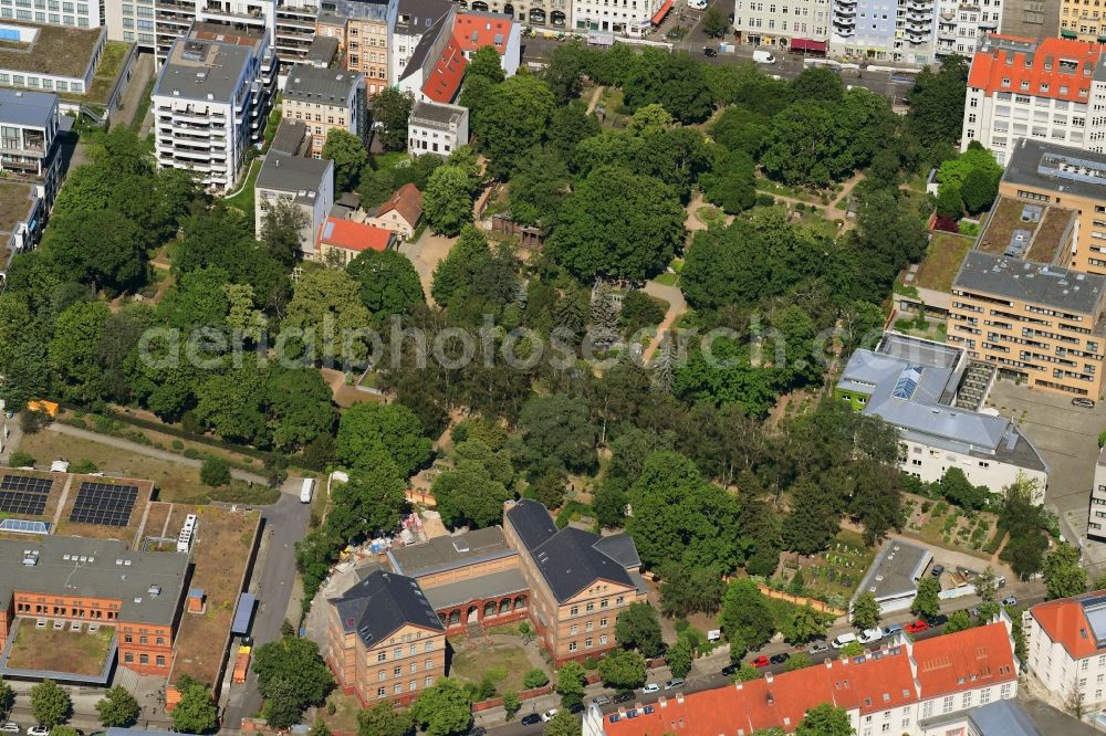 Aerial photograph Berlin - Grave rows on the grounds of the cemetery Dorotheenstaedtisch-Friedrichswerderscher Friedhof on Chausseestrasse in the district Mitte in Berlin, Germany