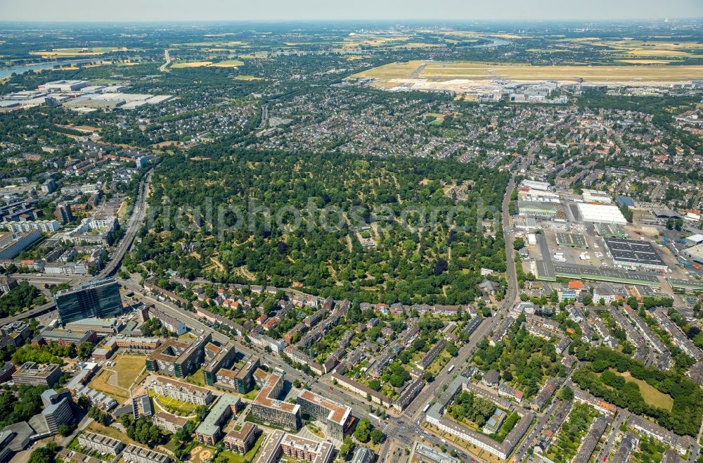 Aerial photograph Düsseldorf - Grave rows on the grounds of the cemetery in Duesseldorf in the state North Rhine-Westphalia, Germany