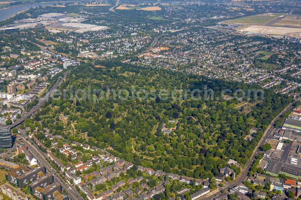 Aerial photograph Düsseldorf - Grave rows on the grounds of the cemetery in Duesseldorf in the state North Rhine-Westphalia, Germany