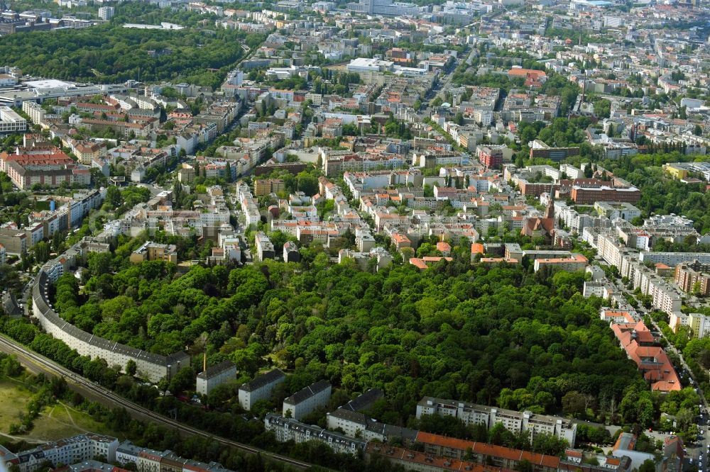 Berlin from above - Grave rows on the grounds of the cemetery St.-Elisabeth-Kirchhof and Sophienkirchhof II in the district Gesundbrunnen in Berlin, Germany