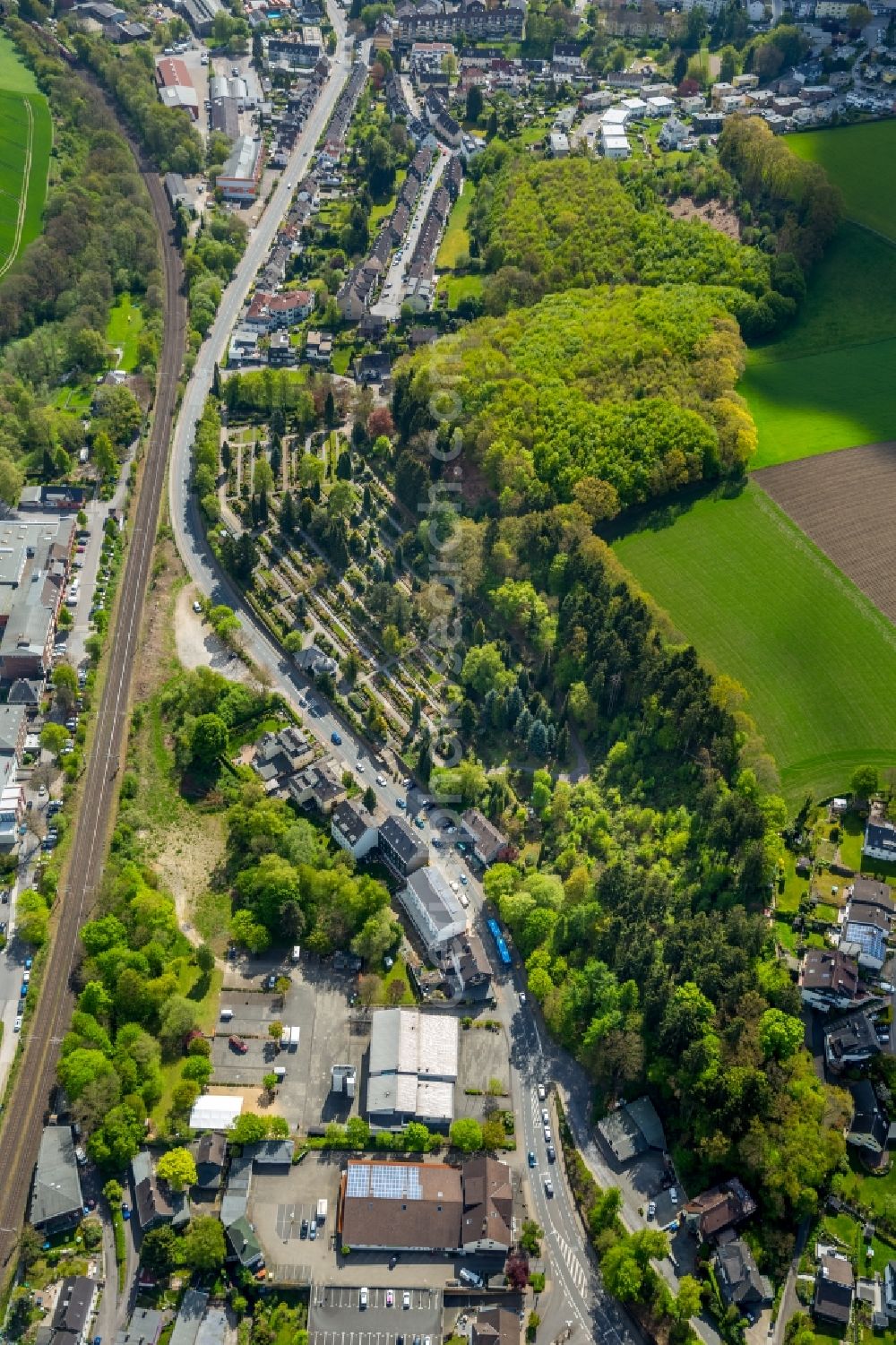 Velbert from above - Grave rows on the grounds of the cemetery Evangelischer Friedhof Velbert-Neviges on Siebeneicher Strasse in Velbert in the state North Rhine-Westphalia, Germany