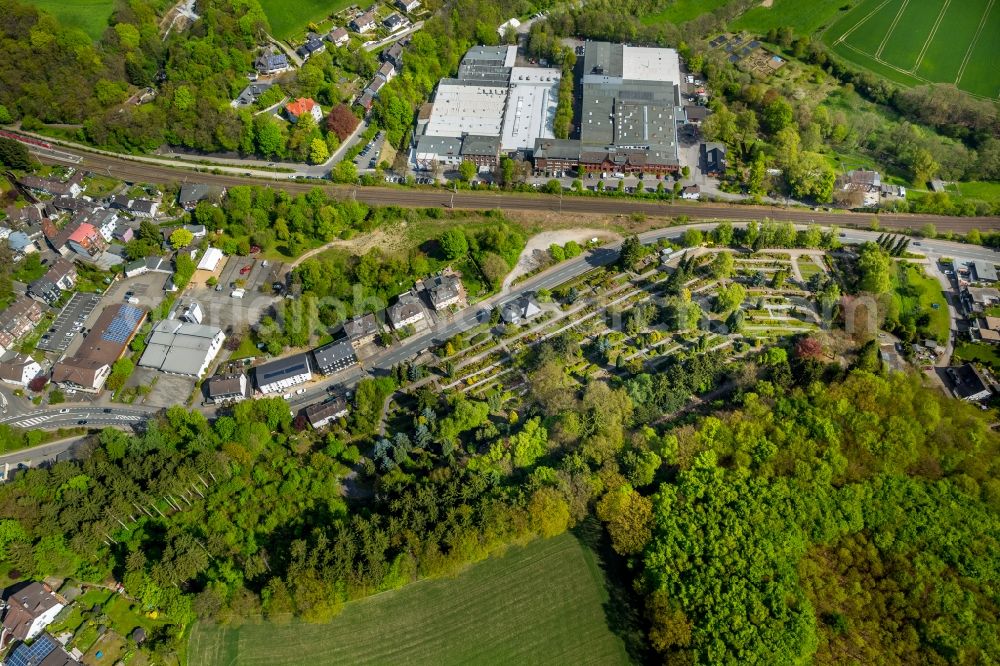 Velbert from the bird's eye view: Grave rows on the grounds of the cemetery Evangelischer Friedhof Velbert-Neviges on Siebeneicher Strasse in Velbert in the state North Rhine-Westphalia, Germany