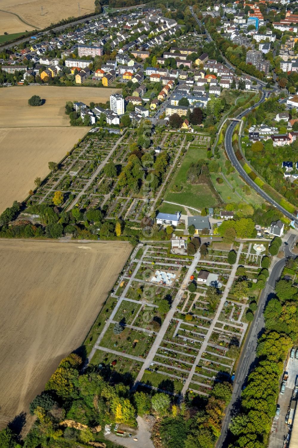 Aerial image Hagen - Grave rows on the grounds of the cemetery Evangelischer and Katholischer Friedhof Boele in the district Boele in Hagen in the state North Rhine-Westphalia, Germany