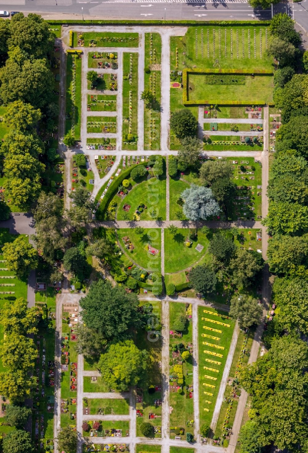 Gladbeck from the bird's eye view: Grave rows on the grounds of the cemetery on Feldhauser Str. in Gladbeck in the state North Rhine-Westphalia, Germany