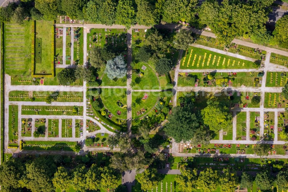 Aerial image Gladbeck - Grave rows on the grounds of the cemetery on Feldhauser Str. in Gladbeck in the state North Rhine-Westphalia, Germany