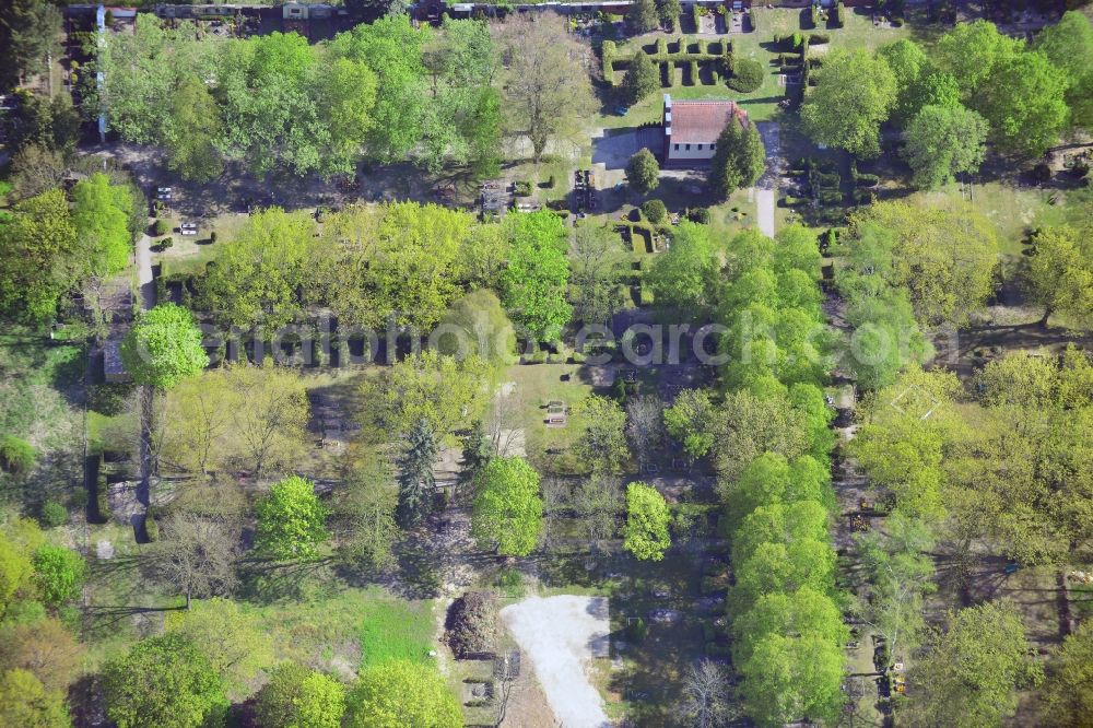 Aerial photograph Fredersdorf-Vogelsdorf - Grave rows on the grounds of the cemetery in Fredersdorf-Vogelsdorf in the state Brandenburg