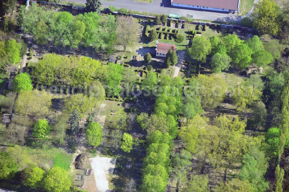 Fredersdorf-Vogelsdorf from above - Grave rows on the grounds of the cemetery in Fredersdorf-Vogelsdorf in the state Brandenburg