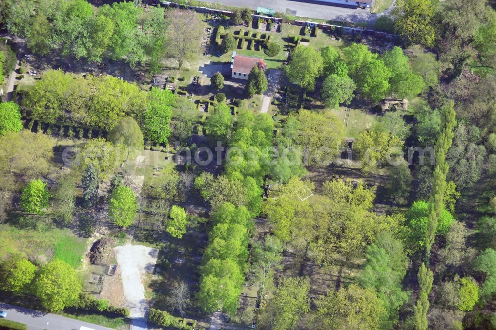 Fredersdorf-Vogelsdorf from the bird's eye view: Grave rows on the grounds of the cemetery in Fredersdorf-Vogelsdorf in the state Brandenburg