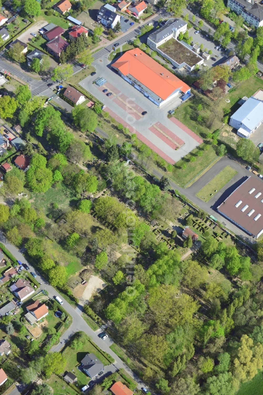 Aerial photograph Fredersdorf-Vogelsdorf - Grave rows on the grounds of the cemetery in Fredersdorf-Vogelsdorf in the state Brandenburg