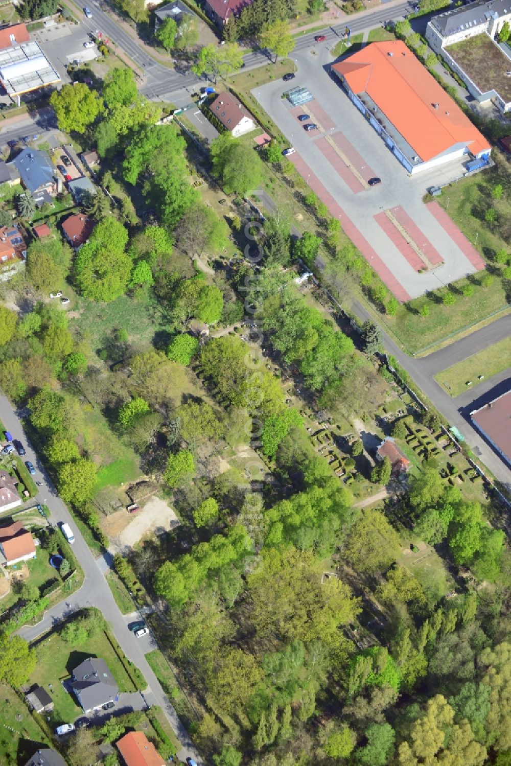 Fredersdorf-Vogelsdorf from above - Grave rows on the grounds of the cemetery in Fredersdorf-Vogelsdorf in the state Brandenburg