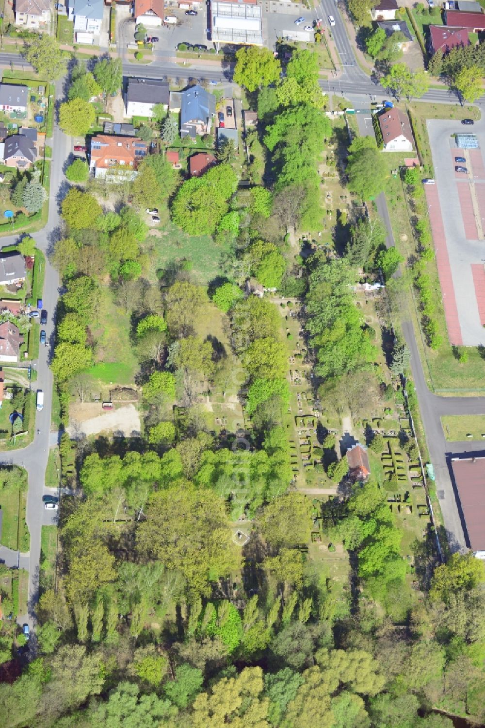 Fredersdorf-Vogelsdorf from the bird's eye view: Grave rows on the grounds of the cemetery in Fredersdorf-Vogelsdorf in the state Brandenburg