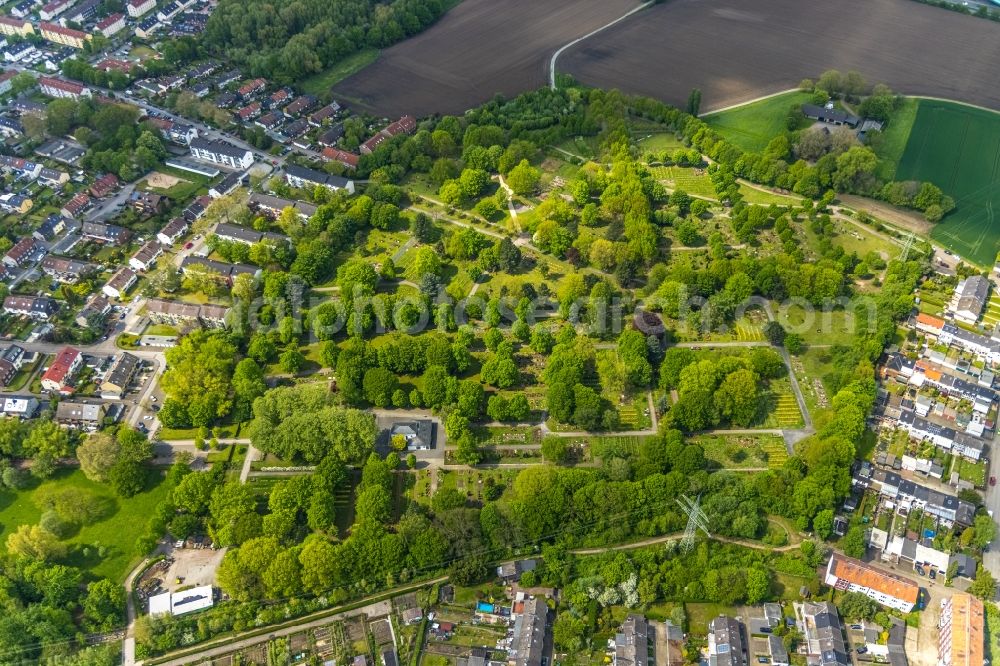 Gladbeck from above - Grave rows on the grounds of the cemetery Friedhof Brauck on Stettiner Strasse in Gladbeck at Ruhrgebiet in the state North Rhine-Westphalia, Germany