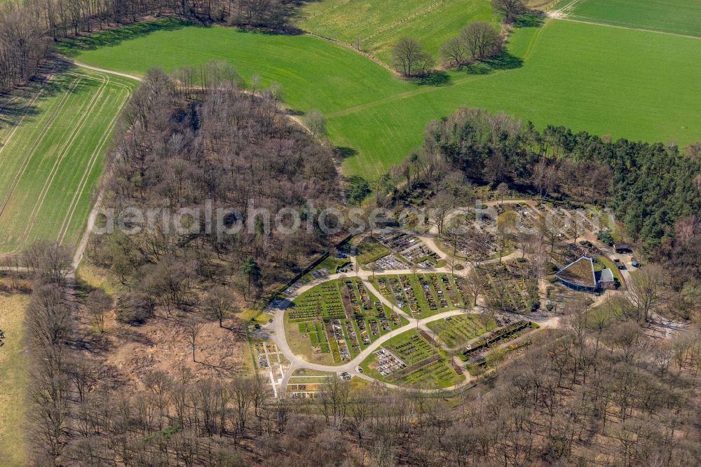 Aerial photograph Dorsten - Grave rows on the grounds of the cemetery Friedhof Dorsten-Hardt on Plaggenbahn in Dorsten in the state North Rhine-Westphalia, Germany