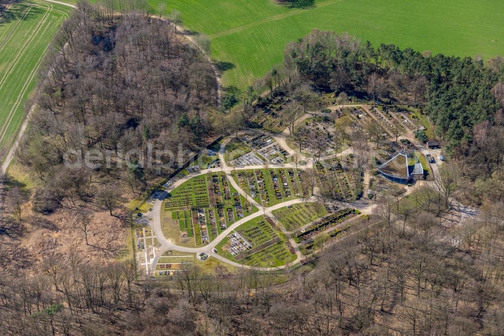 Dorsten from above - Grave rows on the grounds of the cemetery Friedhof Dorsten-Hardt on Plaggenbahn in Dorsten in the state North Rhine-Westphalia, Germany