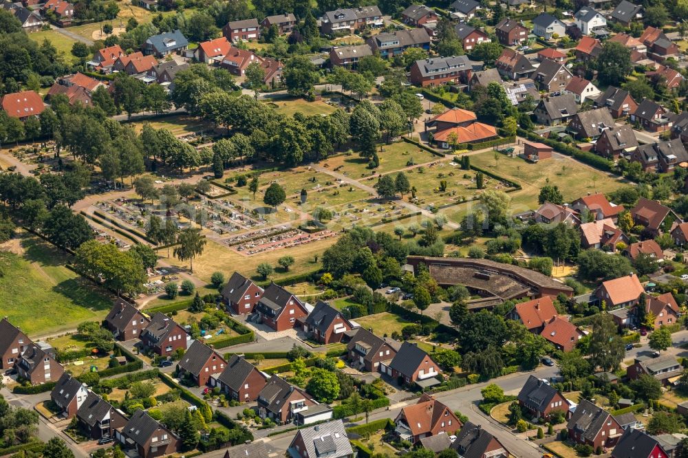 Drensteinfurt from above - Grave rows on the grounds of the cemetery Friedhof Drensteinfurt on Merscher Weg in Drensteinfurt in the state North Rhine-Westphalia, Germany