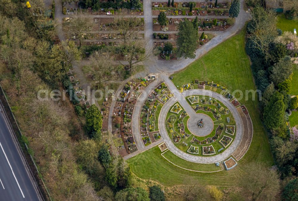 Duisburg from the bird's eye view: Grave rows on the grounds of the cemetery Friedhof on St. Hubertus on street Am Rahmer Bach in the district Rahm in Duisburg at Ruhrgebiet in the state North Rhine-Westphalia, Germany