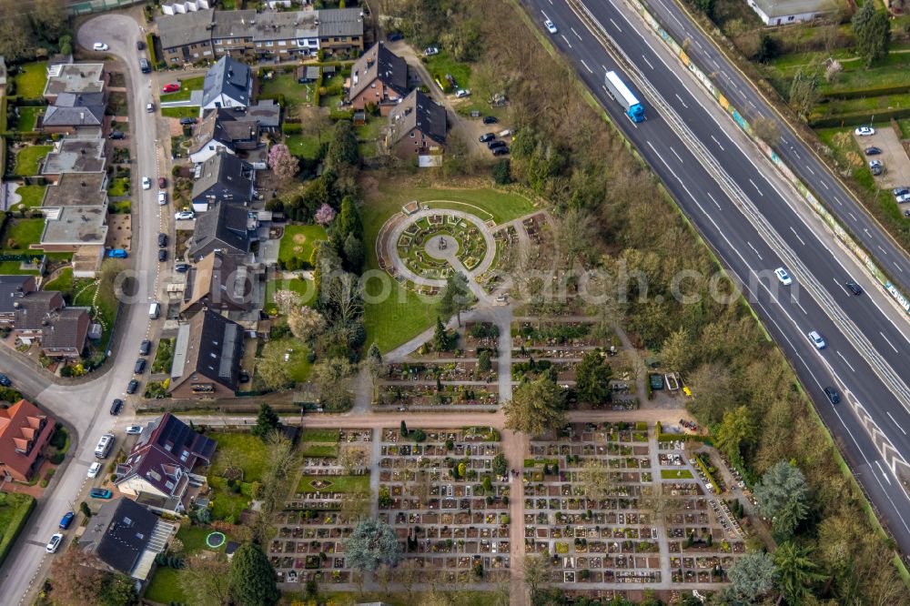 Aerial photograph Duisburg - Grave rows on the grounds of the cemetery Friedhof on St. Hubertus on street Am Rahmer Bach in the district Rahm in Duisburg at Ruhrgebiet in the state North Rhine-Westphalia, Germany