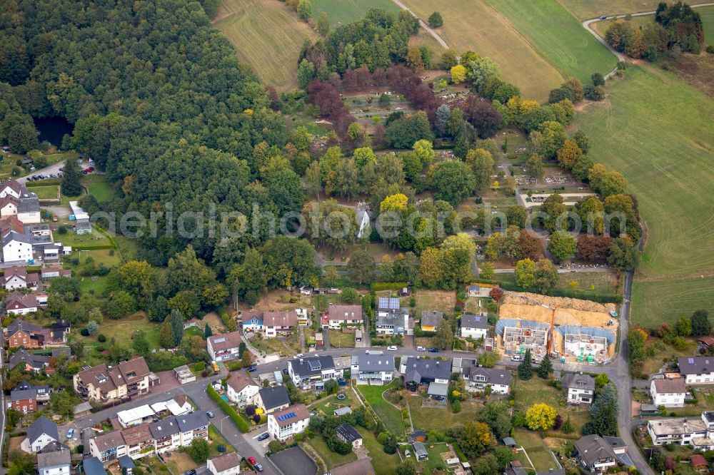 Kreuztal from above - Grave rows on the grounds of the cemetery Friedhof Kreuztal Ernsdorf on Ernsdorfstrasse in Kreuztal in the state North Rhine-Westphalia, Germany