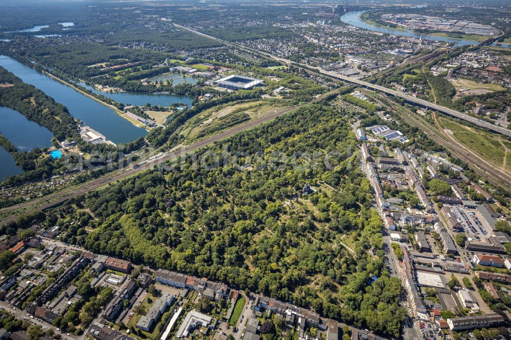 Duisburg from the bird's eye view: Grave rows on the grounds of the cemetery Friedhof Sternbuschweg in Duisburg in the state North Rhine-Westphalia, Germany