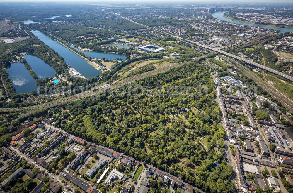 Aerial image Duisburg - Grave rows on the grounds of the cemetery Friedhof Sternbuschweg in Duisburg in the state North Rhine-Westphalia, Germany