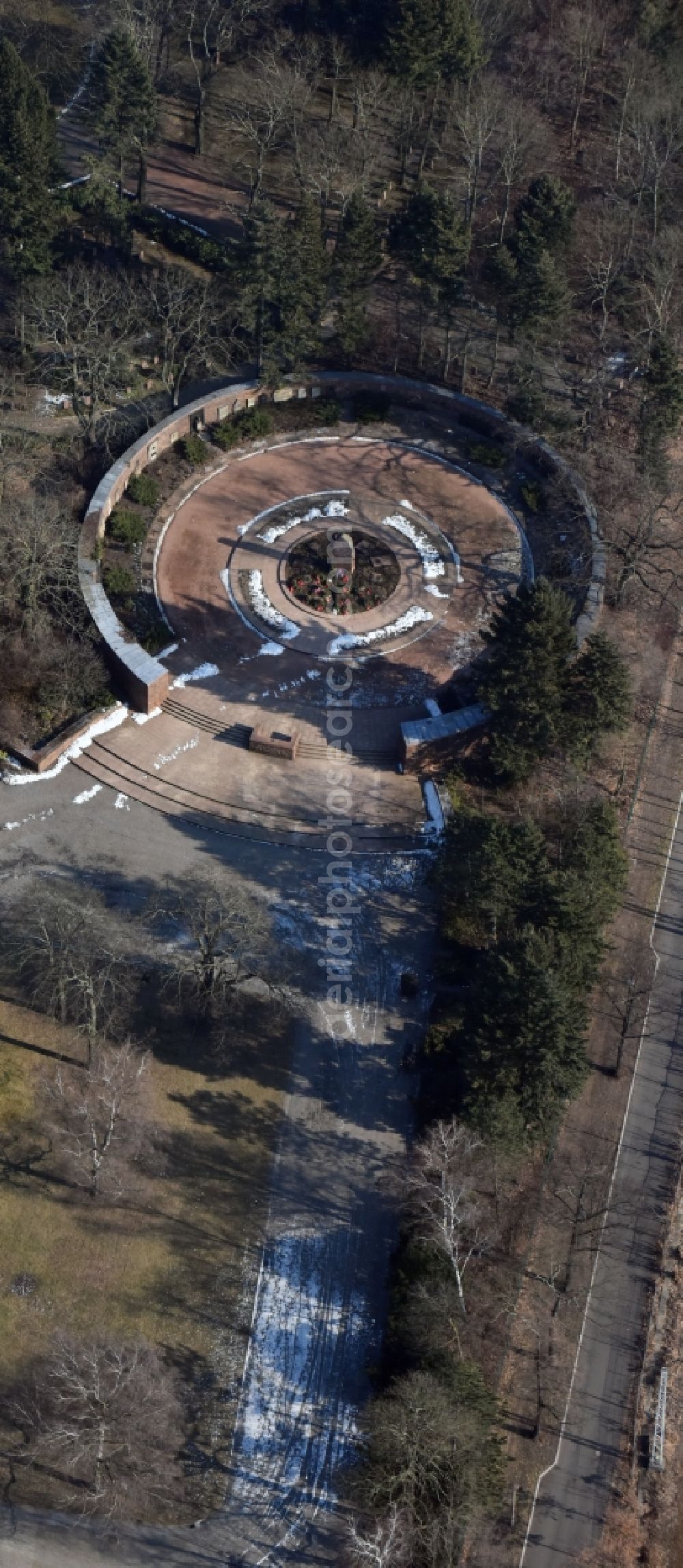 Aerial photograph Berlin - Grave rows on the grounds of the cemetery Gedenkstaette der Sozialisten Gudrunstrasse in the district Lichtenberg in Berlin