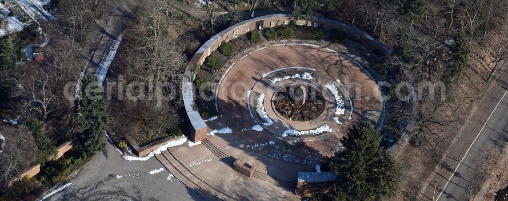 Berlin from the bird's eye view: Grave rows on the grounds of the cemetery Gedenkstaette der Sozialisten Gudrunstrasse in the district Lichtenberg in Berlin