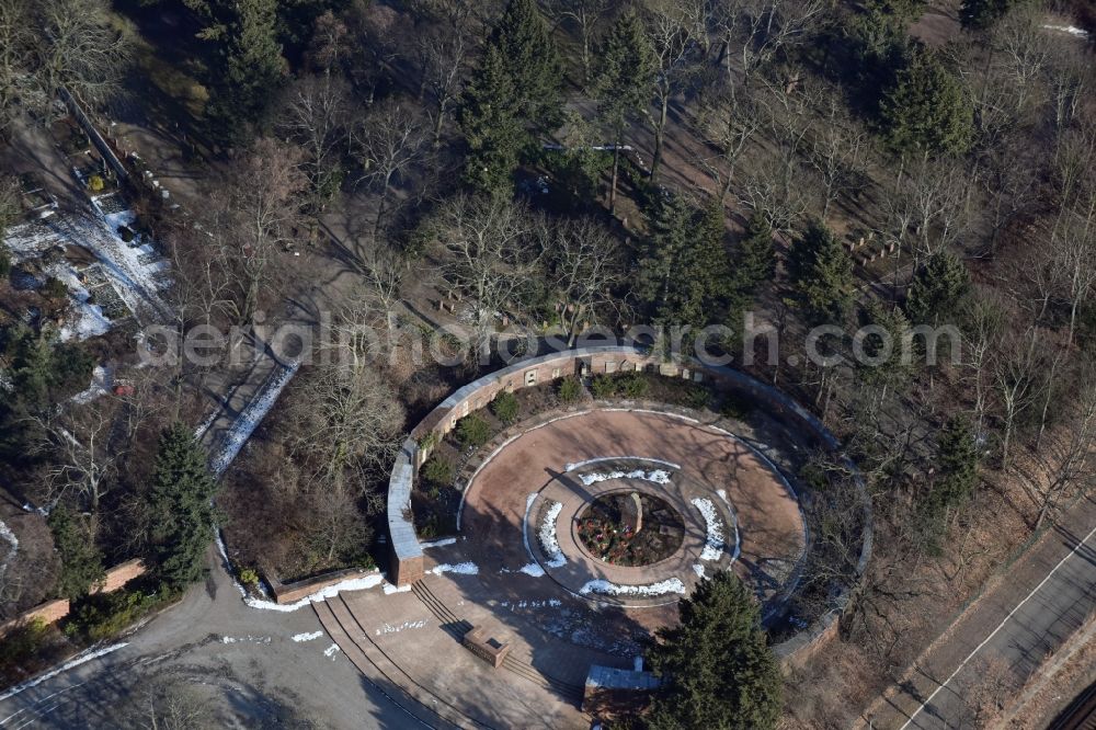 Aerial photograph Berlin - Grave rows on the grounds of the cemetery Gedenkstaette der Sozialisten Gudrunstrasse in the district Lichtenberg in Berlin