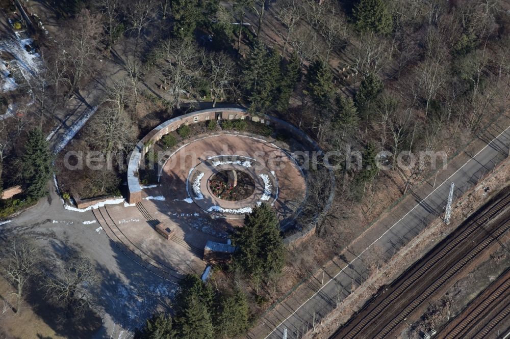 Berlin from the bird's eye view: Grave rows on the grounds of the cemetery Gedenkstaette der Sozialisten Gudrunstrasse in the district Lichtenberg in Berlin