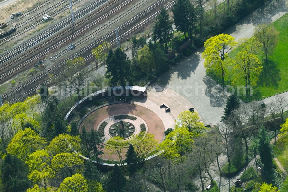 Berlin from the bird's eye view: Grave rows on the grounds of the cemetery Gedenkstaette der Sozialisten Gudrunstrasse in the district Lichtenberg in Berlin