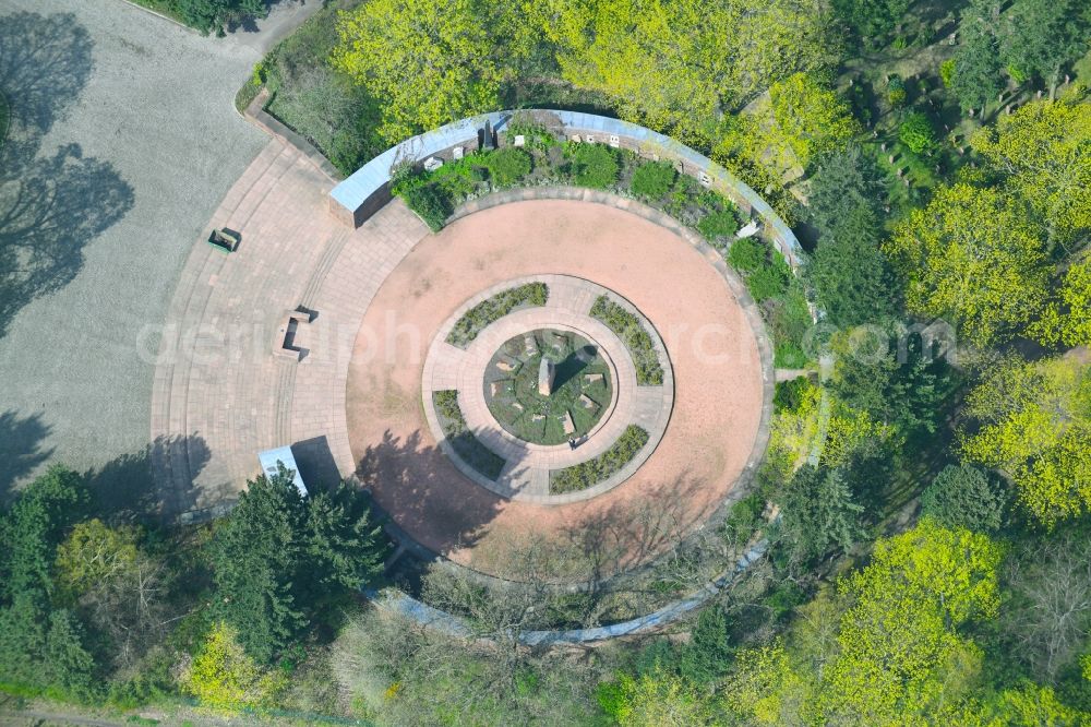 Berlin from the bird's eye view: Grave rows on the grounds of the cemetery Gedenkstaette der Sozialisten Gudrunstrasse in the district Lichtenberg in Berlin