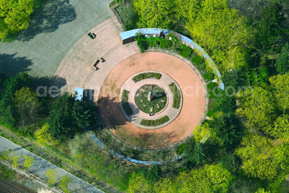 Berlin from the bird's eye view: Grave rows on the grounds of the cemetery Gedenkstaette der Sozialisten Gudrunstrasse in the district Lichtenberg in Berlin