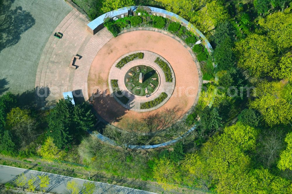 Aerial photograph Berlin - Grave rows on the grounds of the cemetery Gedenkstaette der Sozialisten Gudrunstrasse in the district Lichtenberg in Berlin