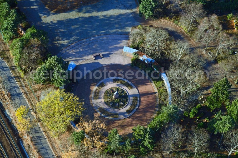 Berlin from the bird's eye view: Grave rows on the grounds of the cemetery Gedenkstaette of Sozialisten in the district Lichtenberg in Berlin, Germany