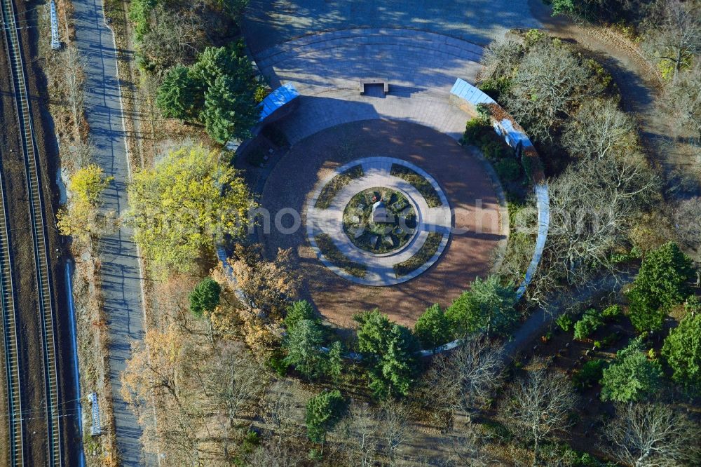 Aerial image Berlin - Grave rows on the grounds of the cemetery Gedenkstaette of Sozialisten in the district Lichtenberg in Berlin, Germany