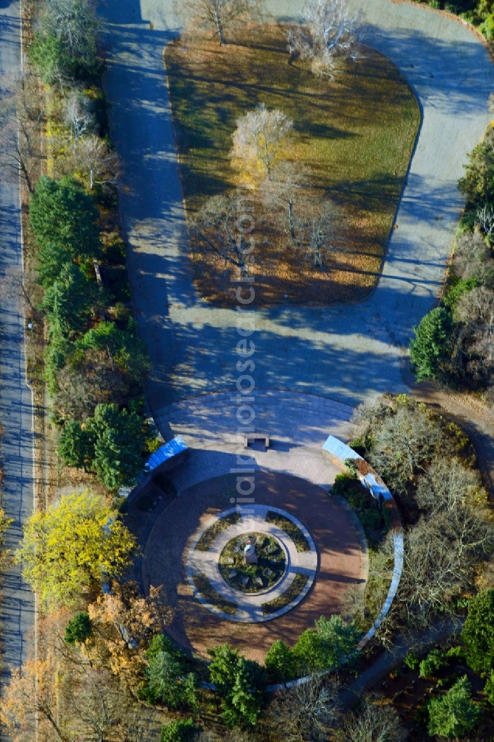 Aerial photograph Berlin - Grave rows on the grounds of the cemetery Gedenkstaette of Sozialisten in the district Lichtenberg in Berlin, Germany