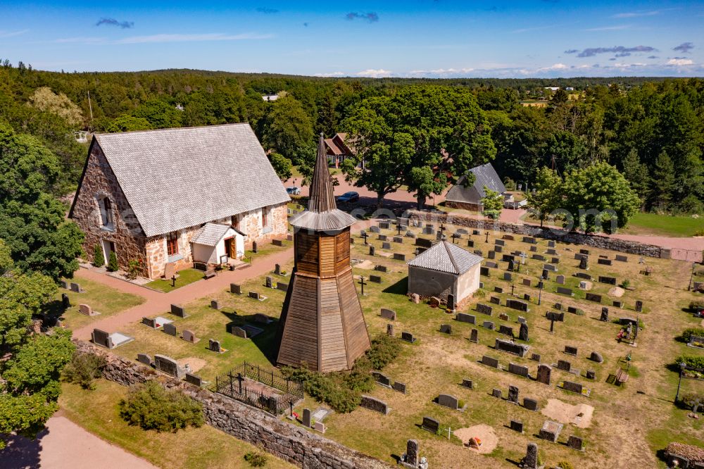 Geta from the bird's eye view: Grave rows on the grounds of the cemetery on street Gamla Byvaegen in Geta in Alands landsbygd, Aland