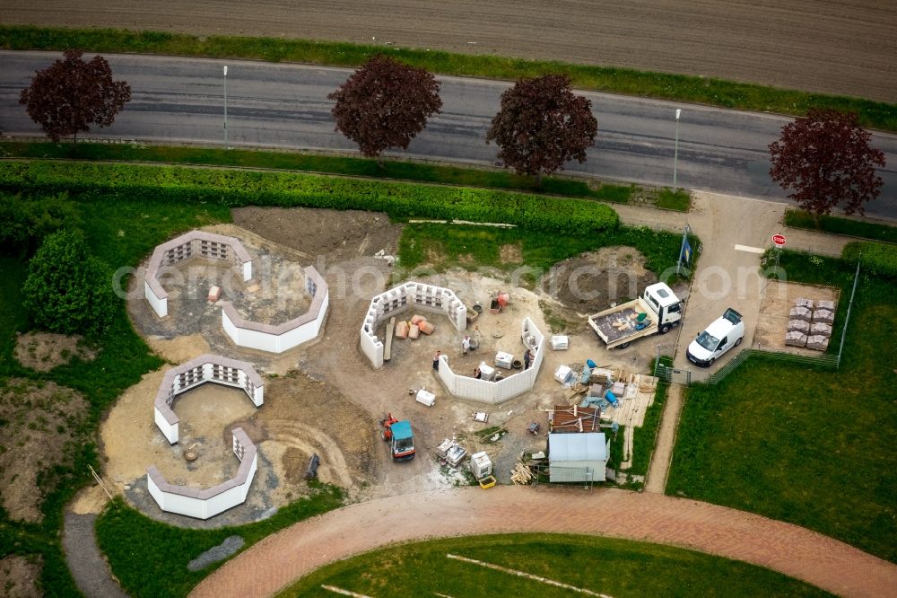 Aerial image Gevelsberg - Grave rows on the grounds of the cemetery in Gevelsberg in the state North Rhine-Westphalia