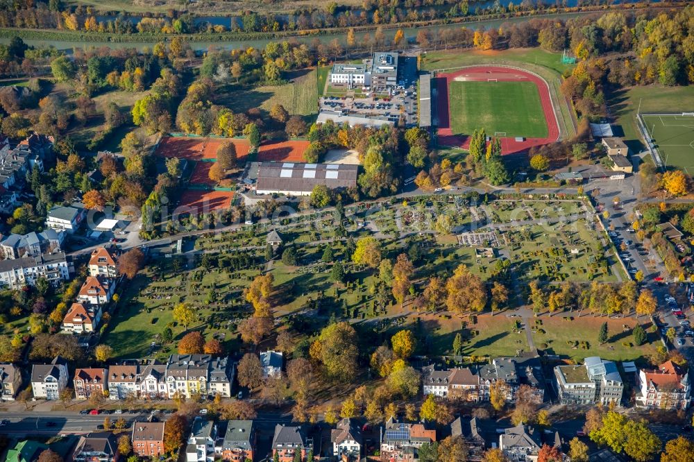 Hamm from above - Grave rows on the grounds of the cemetery in Hamm in the state North Rhine-Westphalia. In the picture the sports grounds of the sports and gymnastics club 1859 and the sports club 03/04 e.V