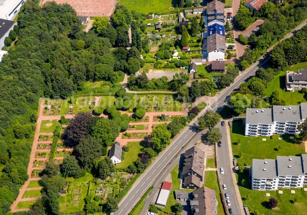 Hattingen from the bird's eye view: Grave rows on the grounds of the cemetery at the IV Holthauser street in Hattingen - Holthausen in North Rhine-Westphalia