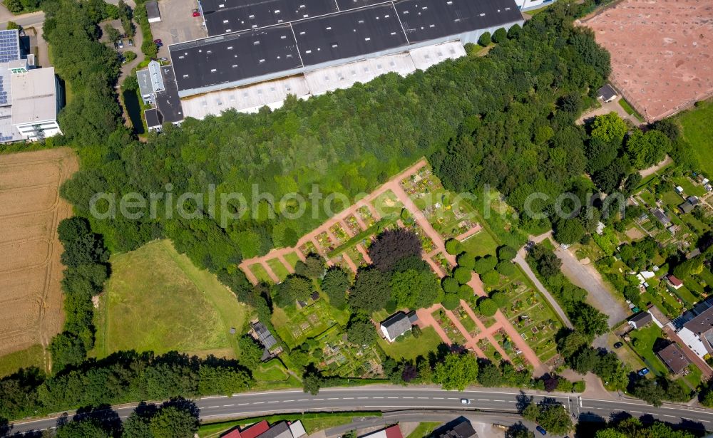 Aerial image Hattingen - Grave rows on the grounds of the cemetery at the IV Holthauser street in Hattingen - Holthausen in North Rhine-Westphalia