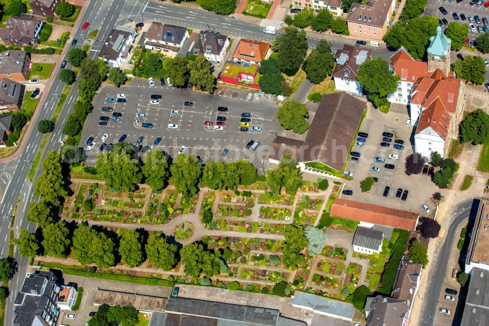 Aerial image Hattingen - Grave rows on the grounds of the cemetery in Hattingen in the state North Rhine-Westphalia