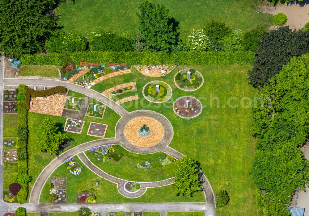 Aerial photograph Herne - Grave rows on the grounds of the cemetery on street Edmund-Weber-Strasse in the district Wanne-Eickel in Herne at Ruhrgebiet in the state North Rhine-Westphalia, Germany