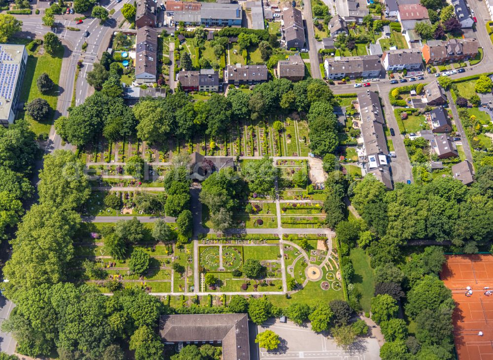 Herne from the bird's eye view: Grave rows on the grounds of the cemetery on street Edmund-Weber-Strasse in the district Wanne-Eickel in Herne at Ruhrgebiet in the state North Rhine-Westphalia, Germany